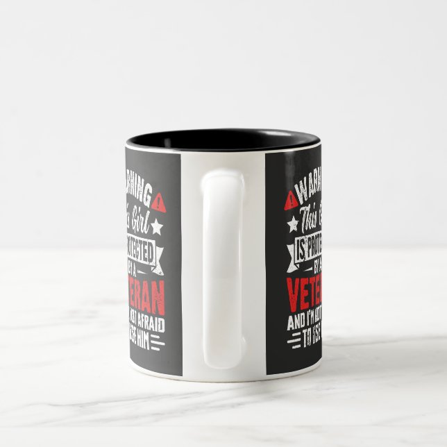 Tasse 2 Couleurs Protégée Par Une Fille De Vétéran Fière (Poignée)