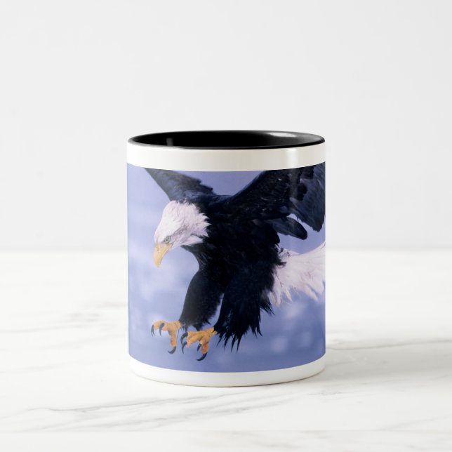 Tasse 2 Couleurs Pygargue à tête blanche atterrissant, ailes déploy (Centre)
