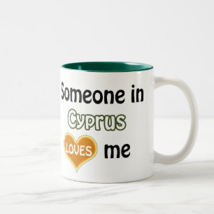 Tasse 2 Couleurs Quelqu'un à Chypre m'aime