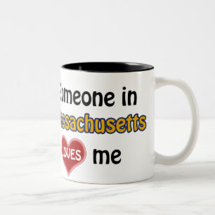 Tasse 2 Couleurs Quelqu'un au Massachusetts m'aime