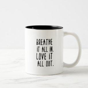 Tasse 2 Couleurs Respirez-le dedans. Aimez-le