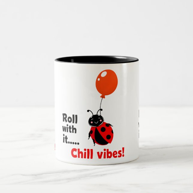 Tasse 2 Couleurs Roll With It Chill Vibes Ladybug Quote Art (Centre)