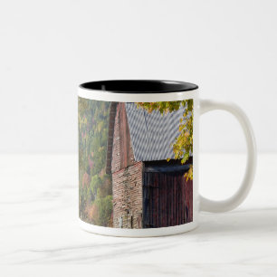 Tasse 2 Couleurs Route à côté d'une grange/ferme rurale classique e