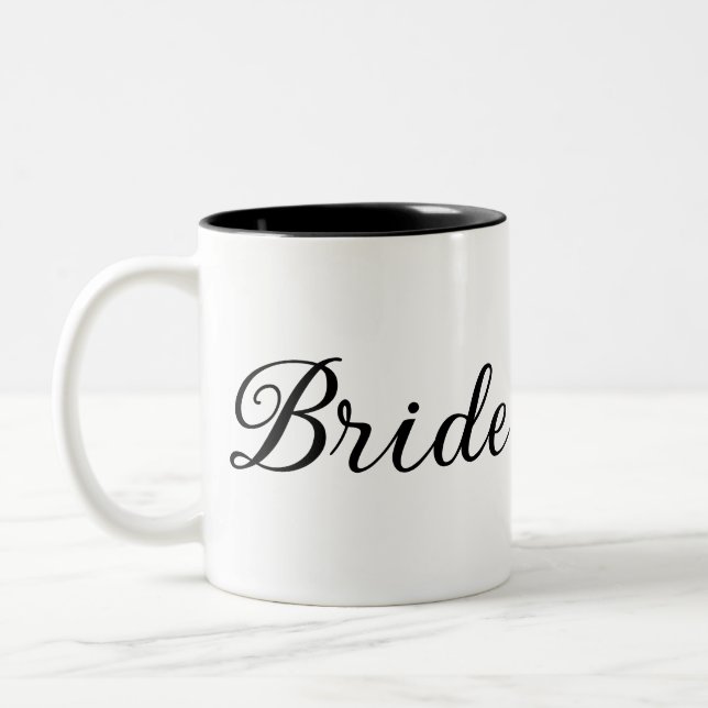 Tasse 2 Couleurs Script "Mariée" chic noir et blanc (Gauche)