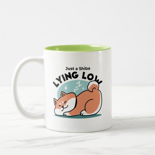 Tasse 2 Couleurs Shiba Inu Art : Juste un Shiba Lying Low (Gauche)
