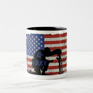 Tasse 2 Couleurs Silhouette du soldat à genoux et drapeau américain