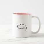 Tasse 2 Couleurs Simple Minimaliste Mme Mariée nouvellement mariée<br><div class="desc">Cette simple tasse à café minimaliste mrs mariée est un cadeau parfait pour la mariée ou la mariée pour être pour un wedding shower moderne. Le design sobre et élégant présente une typographie de script classique et sophistiquée en noir et blanc.</div>