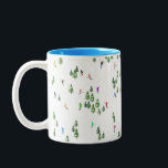 Tasse 2 Couleurs Ski alpin d'hiver Ski Ski Ski Motif<br><div class="desc">skieur d'hiver cool design motif avec skieurs skieurs sur les pistes de la station de ski alpin parmi des sapins enneigés dans les alpes. Les skieurs freeride portent des combinaisons de ski rétro vintages et colorées, descendent en ski avec des skis sur un arrière - plan de paysage de montagne...</div>