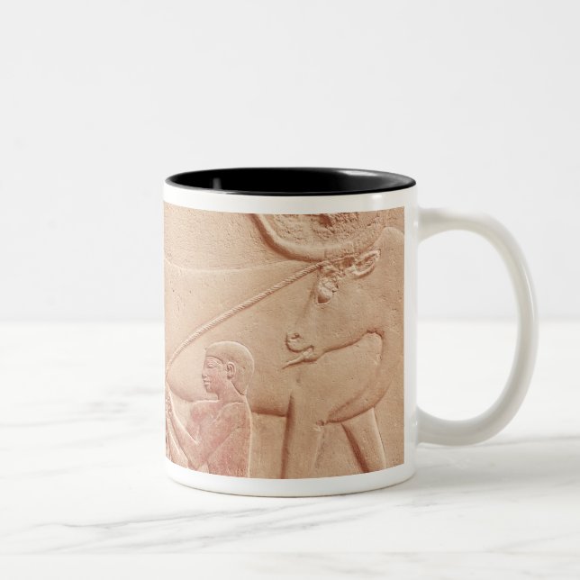 Tasse 2 Couleurs Soulagement dépeignant un homme trayant une vache (Droit)
