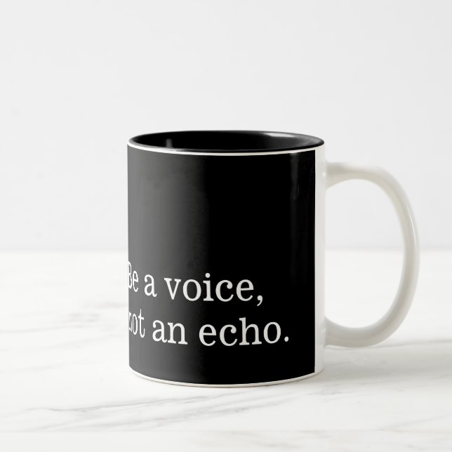 Tasse 2 Couleurs Soyez une voix, pas un écho (Droit)