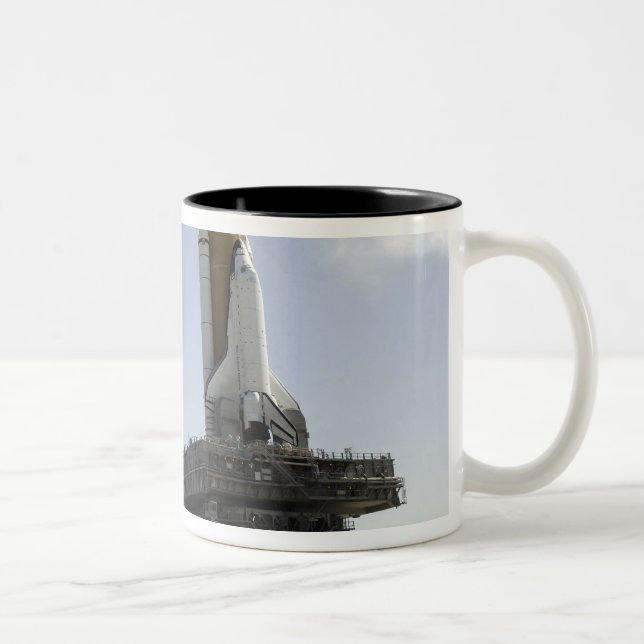 Tasse 2 Couleurs Space Shuttle Endeavor approche du lancement p (Droit)