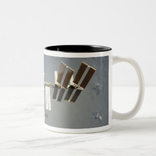 Tasse 2 Couleurs Station Spatiale Internationale backdropped