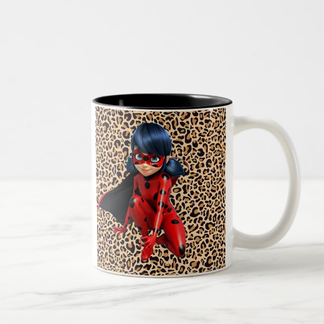 Tasse 2 Couleurs Super-Héroïne Rouge et Noire en Action. (Droit)