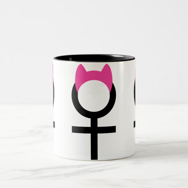 Tasse 2 Couleurs Symbole femelle avec Pussyhat par le café Cha Cha (Centre)
