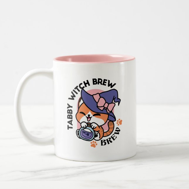 Tasse 2 Couleurs Tabby Witch Brew – Joli Design de Chat d'Halloween (Gauche)