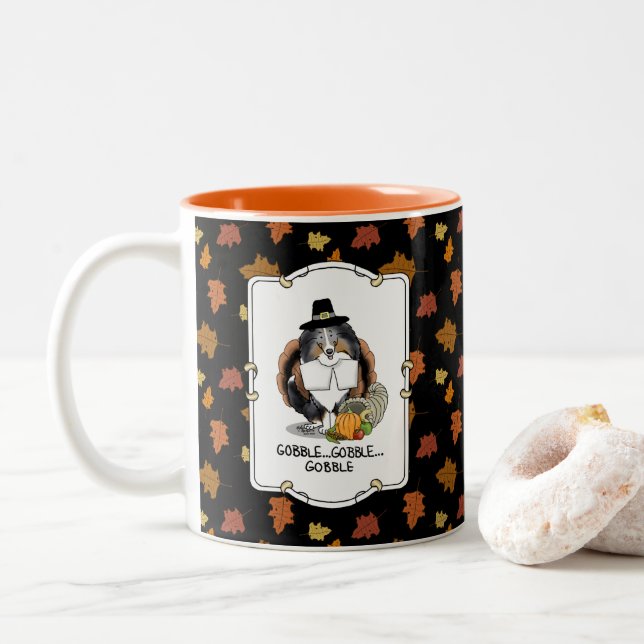 Tasse 2 Couleurs Thanksgiving Shetland Sheepdog (merle bleu) Drôle (Avec donut)