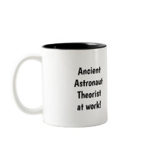 Théoriste astronaute antique au travail