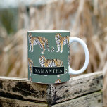 Tasse 2 Couleurs Tigres d'aquarelle verte tropicale Motif avec nom<br><div class="desc">"Offrez-vous l'élégance sauvage de la nature avec notre Motif Tropical Green Watercolor Tigers. Chaque objet de ce design captivant incarne l'esprit vibrant de la jungle, mêlant verdure luxuriante et majestueuse présence de tigres. Que ce soit pour décorer vos objets de première nécessité ou pour rehausser votre décor, notre collection offre...</div>
