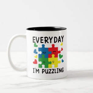 Tasse 2 Couleurs Tous les jours, je suis des énigmes drôles de sens