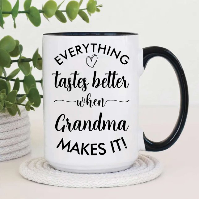 Tasse 2 Couleurs Tout Goûte Mieux Quand Grand-Mère Le Fait (Everything Tastes Better When Grandma Makes It Two-Tone Coffee Mug)
