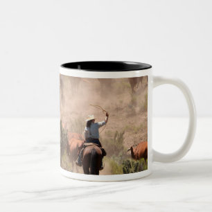 Tasse 2 Couleurs Trois cow-boys et cow-girls conduisant du bétail