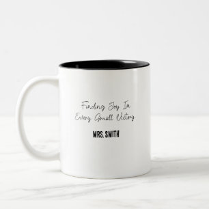 Tasse 2 Couleurs Trouver de la joie dans la petite victoire Enseign