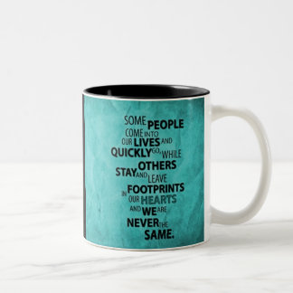 TASSE 2 COULEURS TURQUOISE QUELQUES PERSONNES QUITTENT DES EMPREINT