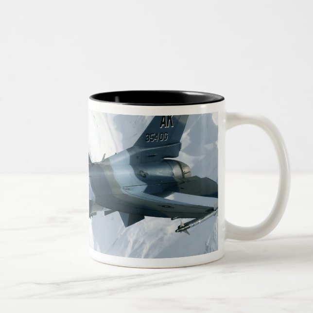 Tasse 2 Couleurs Un agresseur F-16 (Droit)