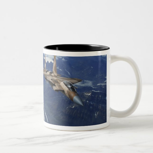 Tasse 2 Couleurs Un aigle F-15C de l'armée de l'air américaine se p (Droit)