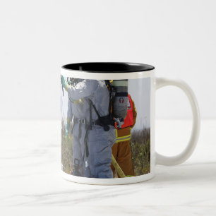 Tasse 2 Couleurs Un aviateur se tient dans une baignoire