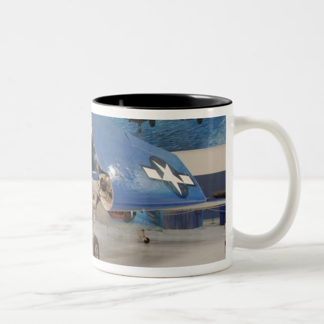 Tasse 2 Couleurs Un avion de combat de la deuxième guerre mondiale (Droit)
