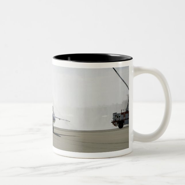 Tasse 2 Couleurs Un avion F-18 (Droit)