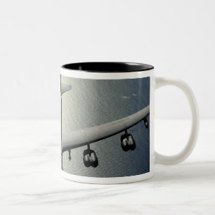Tasse 2 Couleurs Un B-52 Stratofortress en vol 2