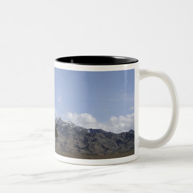 Tasse 2 Couleurs Un Chinook CH-47 décolle (Droit)