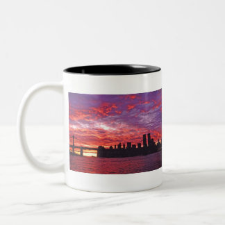 Tasse 2 Couleurs Un Coucher De Soleil Brillant Avec La Silhouette D