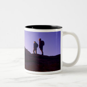 Tasse 2 Couleurs Un couple observe le lever du soleil depuis le som