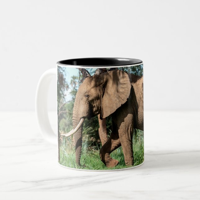 Tasse 2 Couleurs Un éléphant africain au Safari (Devant gauche)