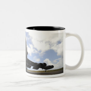 Tasse 2 Couleurs Un équipage d'entretien de l'Armée de l'Air d'US