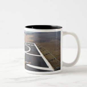 Tasse 2 Couleurs Un Eurocopter brésilien prépare pour débarquer