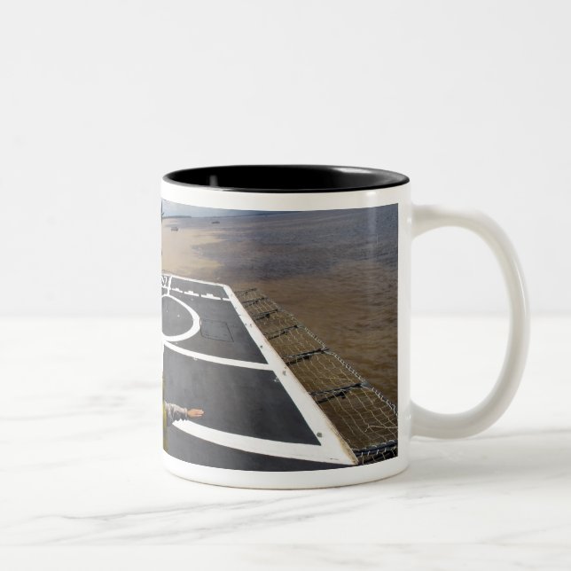 Tasse 2 Couleurs Un Eurocopter brésilien se prépare à atterrir (Droit)