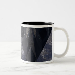 Tasse 2 Couleurs Un F-117A Nighthawk survole la montagne