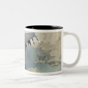 Tasse 2 Couleurs Un F-16 Faucon combattant ravitaille