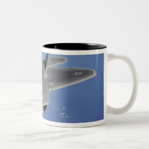 Tasse 2 Couleurs Un F-22 Raptor prend position pour recevoir le F2