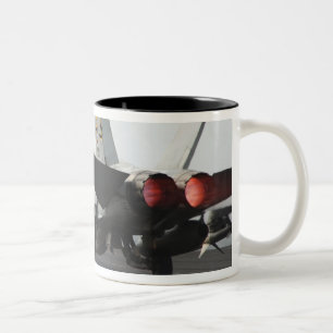 Tasse 2 Couleurs Un F/A-18C Hornet démarre depuis le poste de pilot