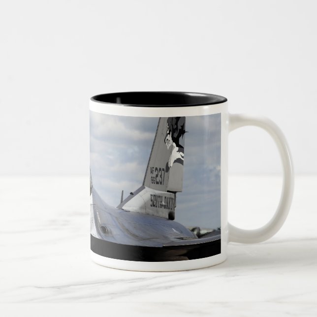 Tasse 2 Couleurs Un Faucon de combat F-16 (Droit)