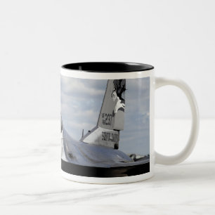 Tasse 2 Couleurs Un faucon F-16 de combat