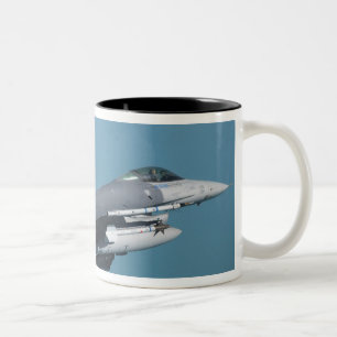 Tasse 2 Couleurs Un faucon F-16 de combat en vol