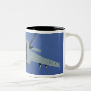 Tasse 2 Couleurs Un frelon superbe de la marine F/A-18F des USA en
