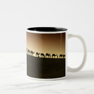 Tasse 2 Couleurs Un groupe de chameliers avec leurs chameaux