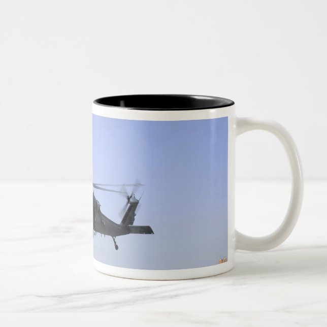Tasse 2 Couleurs Un HH-60G Pave Hawk décolle du Camp Bastio (Droit)
